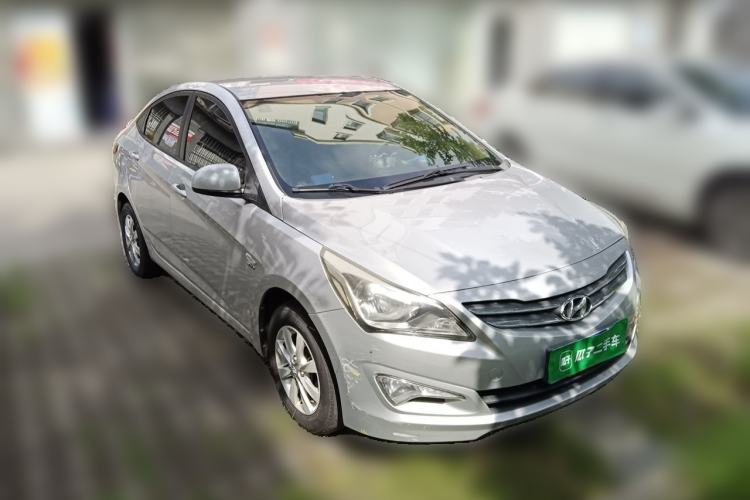 Used Hyundai Verna (older generation) 2014 1.4L Manual Smart GLS Trim Front Right 45 Deg