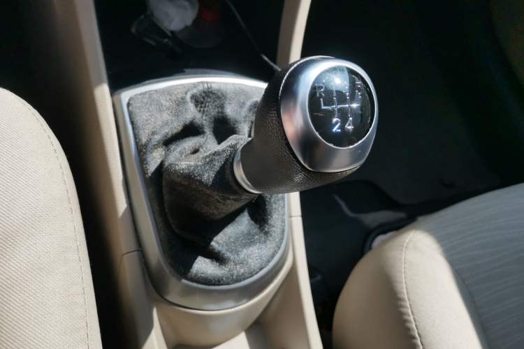 Used Hyundai Verna (older generation) 2014 1.4L Manual Fashion GS Model Gear Lever