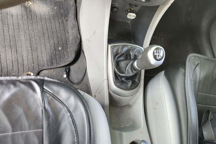 Used Hyundai Verna (older generation) 2014 1.4L Manual Smart GLS Trim Gear Lever