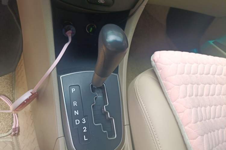 Used Hyundai Verna (older generation) 2014 1.4L Automatic Smart GLS Gear Lever