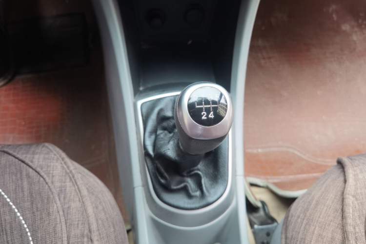 Used Hyundai Verna (older generation) 2014 1.4L Manual Smart GLS Trim Gear Lever