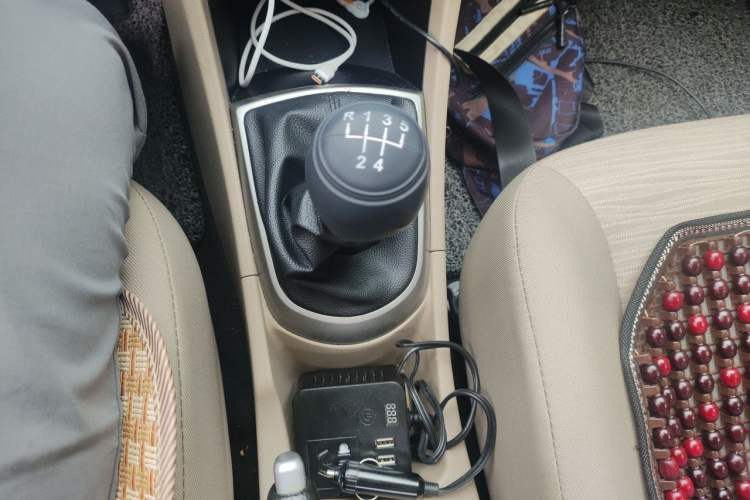 Used Hyundai Verna (older generation) 2014 1.4L Manual Smart GLS Trim Gear Lever