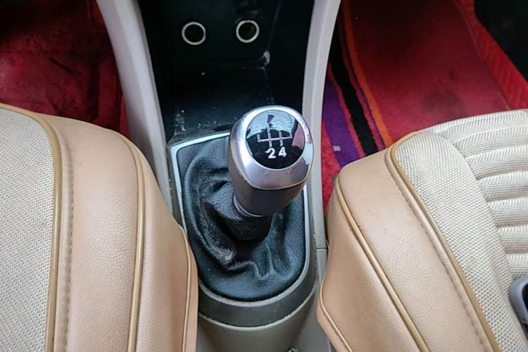 Used Hyundai Verna (older generation) 2014 1.4L Manual Smart GLS Trim Gear Lever