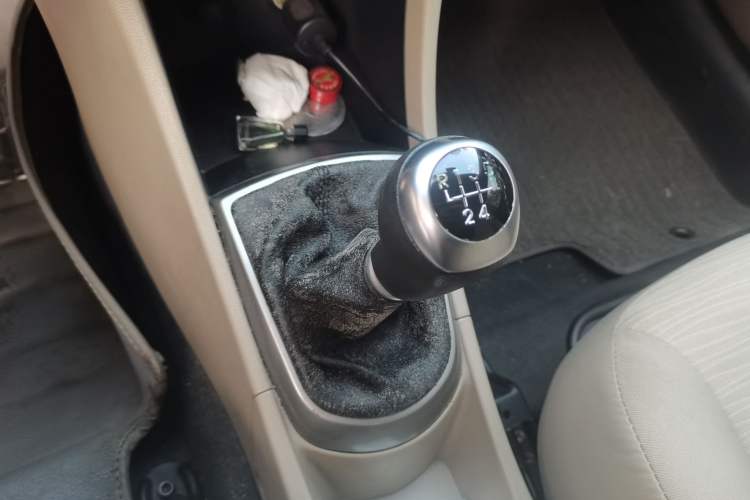 Used Hyundai Verna (older generation) 2014 1.4L Manual Fashion GS Model Gear Lever
