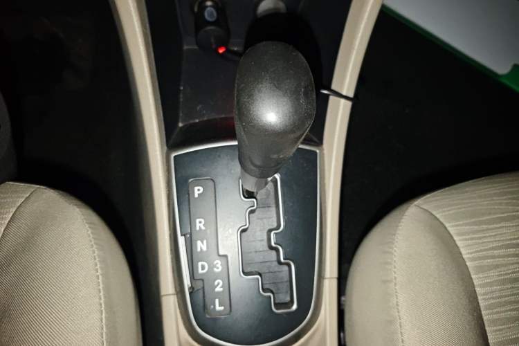 Used Hyundai Verna (older generation) 2014 1.4L Automatic Smart GLS Gear Lever
