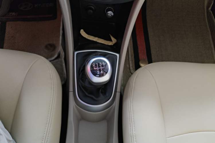 Used Hyundai Verna (older generation) 2014 1.4L Manual Smart GLS Trim Gear Lever