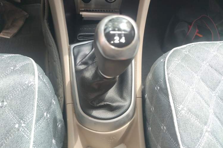 Used Hyundai Verna (older generation) 2014 1.4L Manual Smart GLS Trim Gear Lever