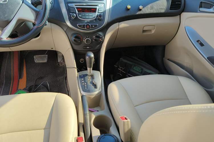 Used Hyundai Verna (older generation) 2014 1.4L Automatic Smart GLS Gear Lever