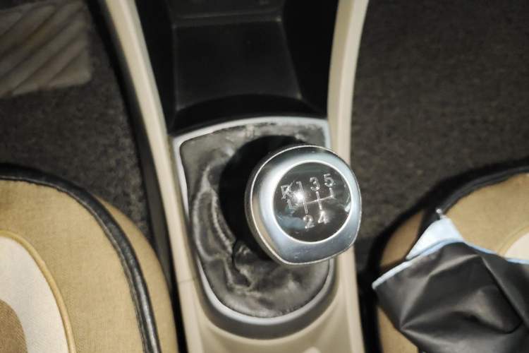 Used Hyundai Verna (older generation) 2014 1.4L Manual Smart GLS Trim Gear Lever