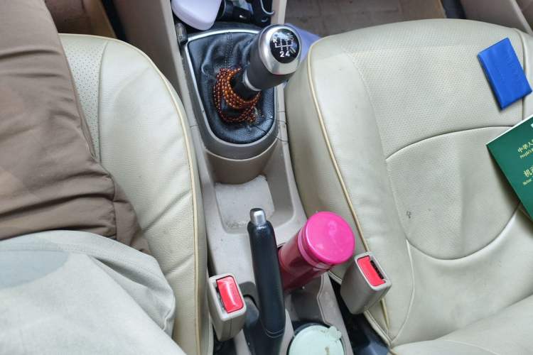 Used Hyundai Verna (older generation) 2014 1.4L Manual Smart GLS Trim Gear Lever