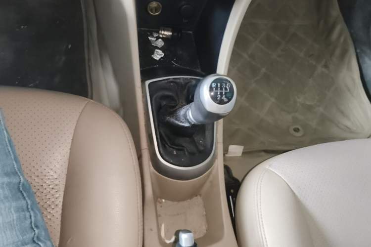 Used Hyundai Verna (older generation) 2014 1.4L Manual Smart GLS Trim Gear Lever