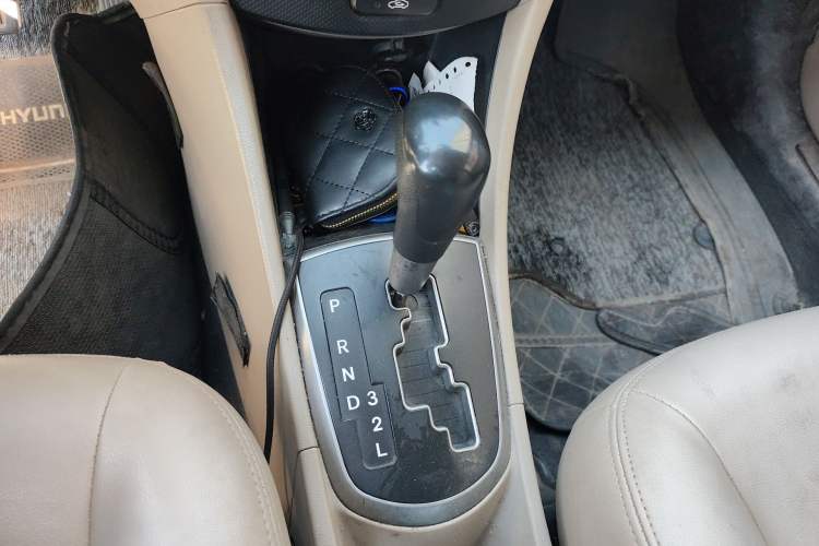 Used Hyundai Verna (older generation) 2014 1.4L Automatic Smart GLS Gear Lever