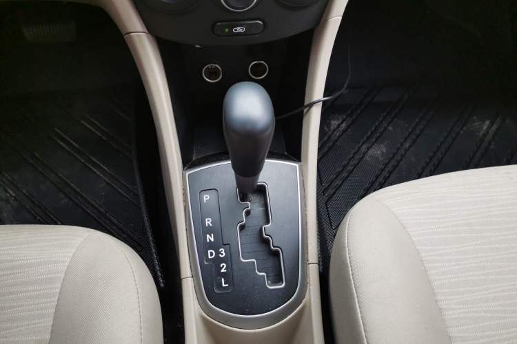 Used Hyundai Verna (older generation) 2014 1.4L Automatic Smart GLS Gear Lever