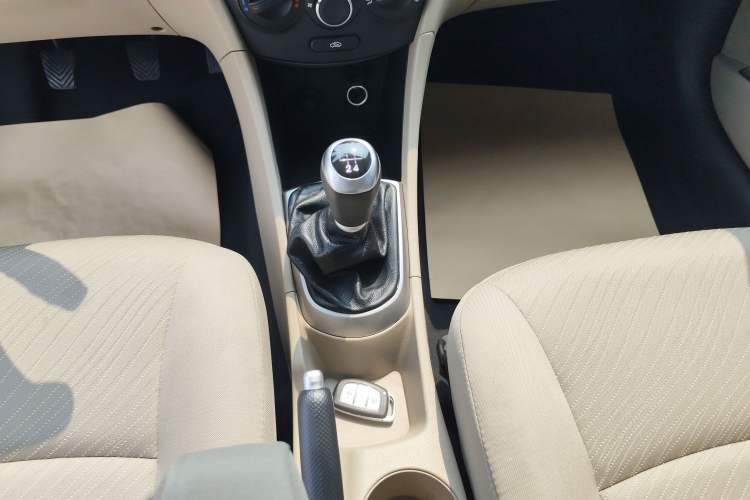 Used Hyundai Verna (older generation) 2014 1.4L Manual Top-Tier Model TOP Gear Lever