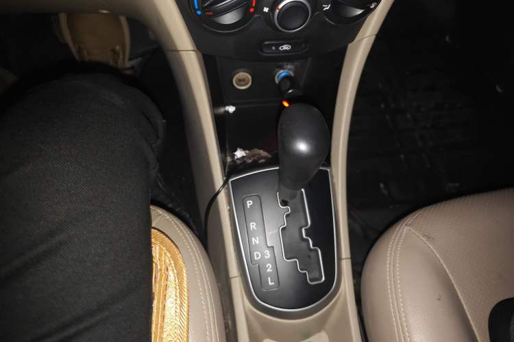 Used Hyundai Verna (older generation) 2014 1.4L Automatic Fashion GS Model Gear Lever