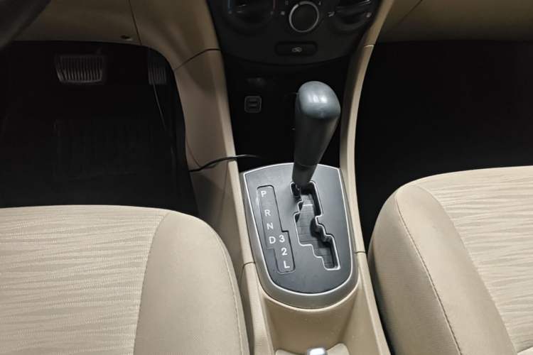 Used Hyundai Verna (older generation) 2014 1.4L Automatic Smart GLS Gear Lever