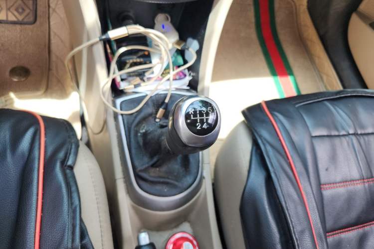 Used Hyundai Verna (older generation) 2014 1.4L Manual Smart GLS Trim Gear Lever