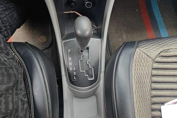Used Hyundai Verna (older generation) 2014 1.4L Automatic Smart GLS Gear Lever