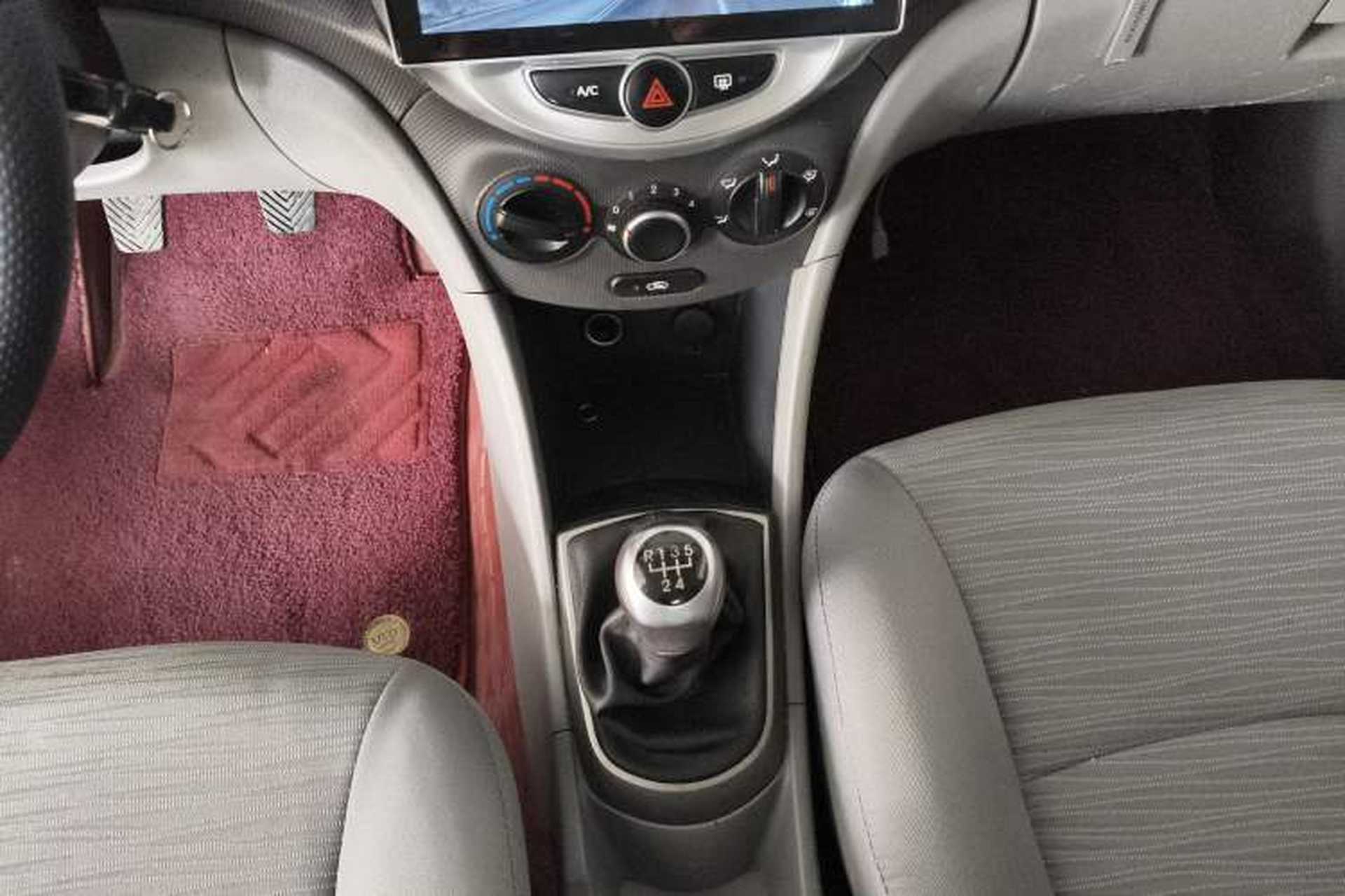 Used Hyundai Verna (older generation) 2014 1.4L Manual Fashion GS Model Gear Lever