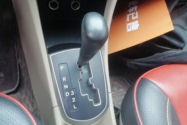 Used Hyundai Verna (older generation) 2014 1.4L Automatic Smart GLS Gear Lever