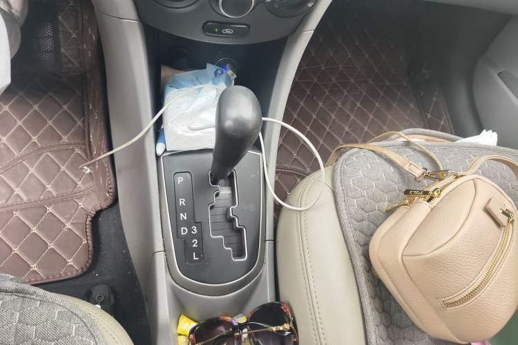 Used Hyundai Verna (older generation) 2014 1.4L Automatic Smart GLS Gear Lever