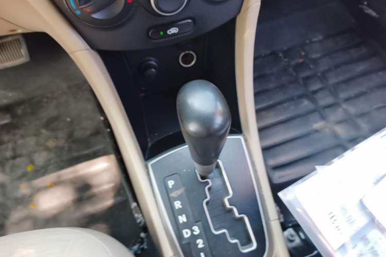 Used Hyundai Verna (older generation) 2014 1.4L Automatic Smart GLS Gear Lever