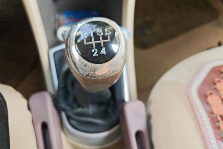 Used Hyundai Verna (older generation) 2014 1.4L Manual Smart GLS Trim Gear Lever