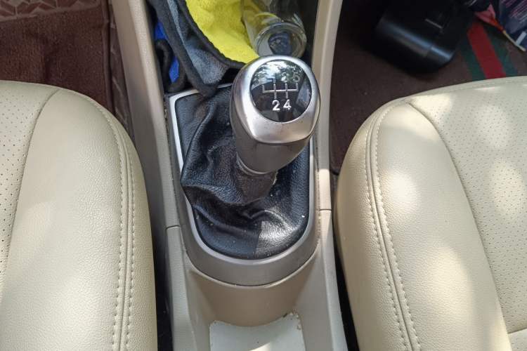 Used Hyundai Verna (older generation) 2014 1.4L Manual Smart GLS Trim Gear Lever