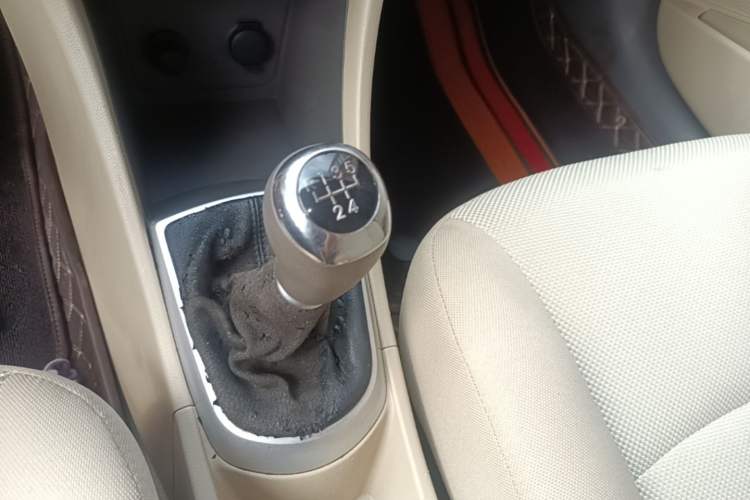 Used Hyundai Verna (older generation) 2014 1.4L Manual Smart GLS Trim Gear Lever