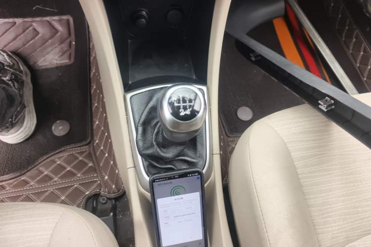 Used Hyundai Verna (older generation) 2014 1.4L Manual Smart GLS Trim Gear Lever