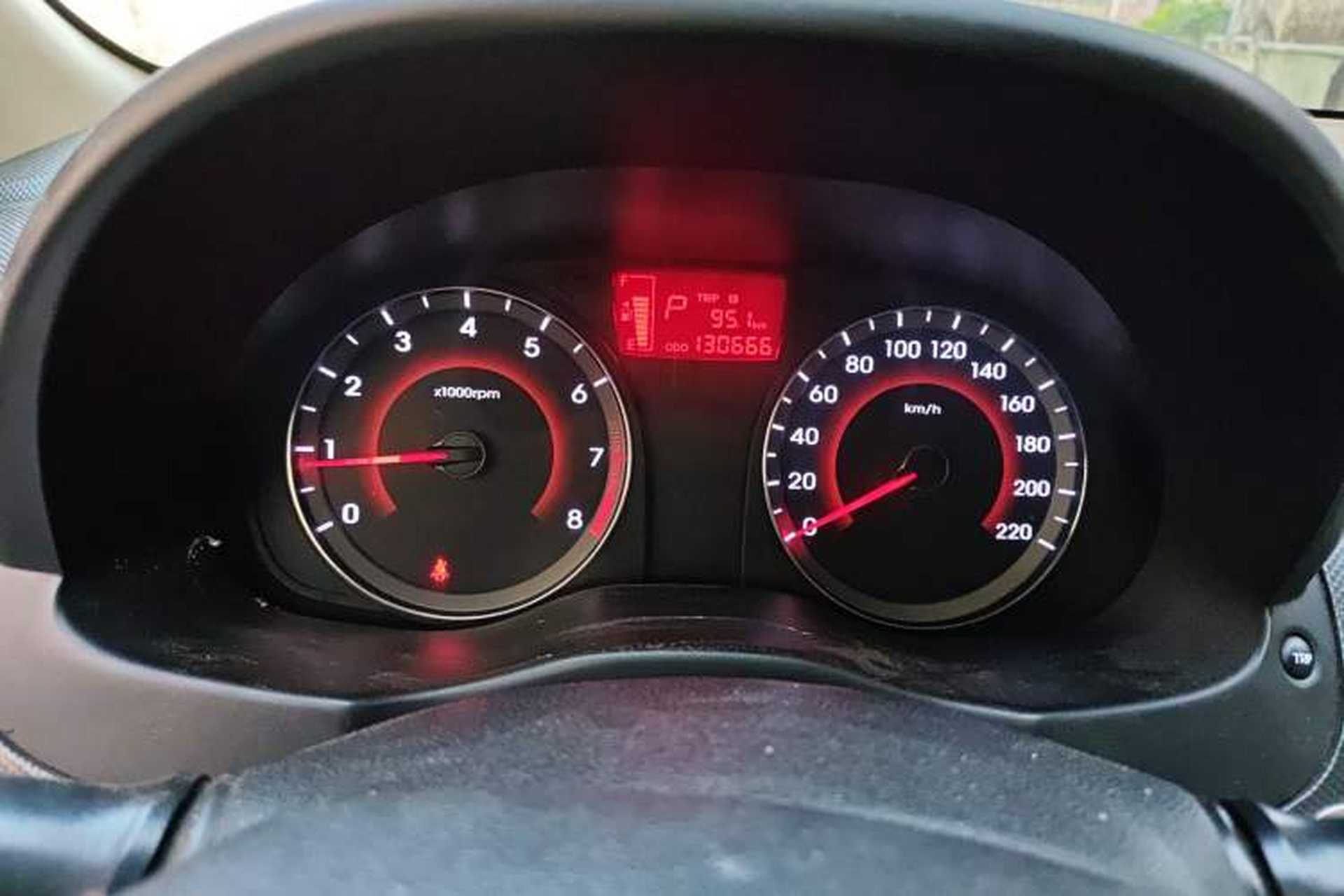 Used Hyundai Verna (older generation) 2014 1.4L Automatic Leading-Edge GLX Instrument Cluster