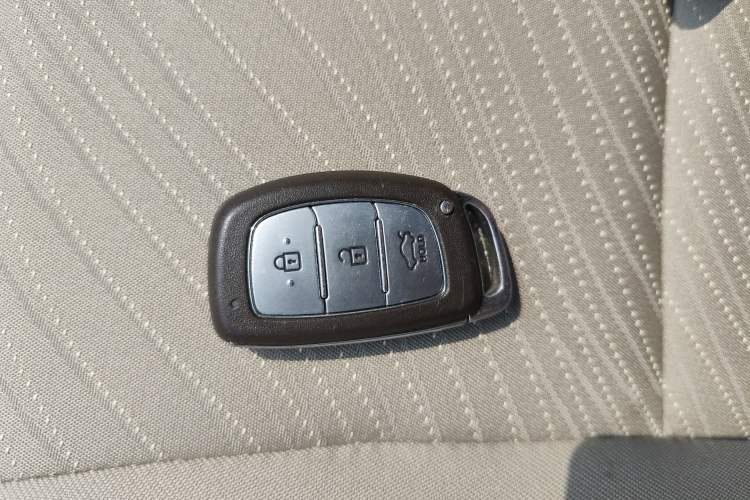 Used Hyundai Verna (older generation) 2014 1.4L Manual Top-Tier Model TOP Interior 1