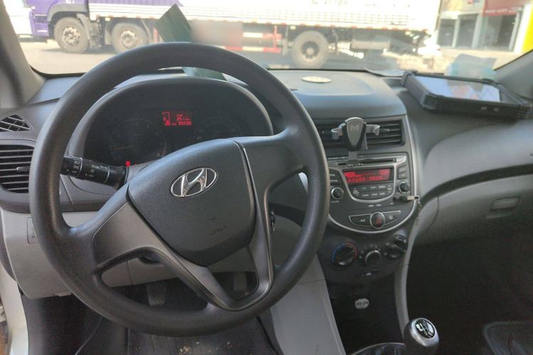 Used Hyundai Verna (older generation) 2014 1.4L Manual Smart GLS Trim Interior 2