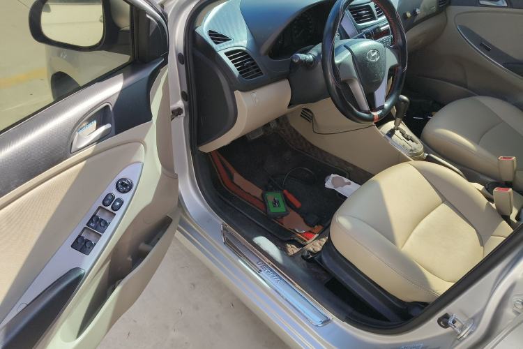 Used Hyundai Verna (older generation) 2014 1.4L Automatic Smart GLS Interior 3
