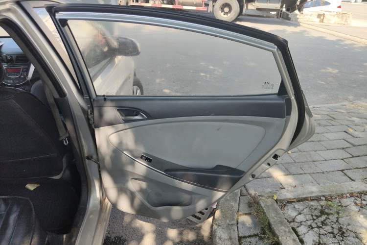 Used Hyundai Verna (older generation) 2014 1.4L Manual Smart GLS Trim Interior 4