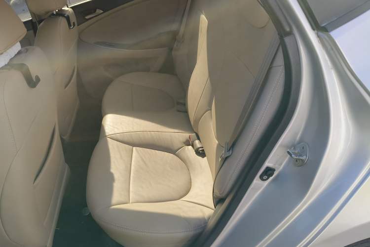 Used Hyundai Verna (older generation) 2014 1.4L Automatic Smart GLS Interior 4