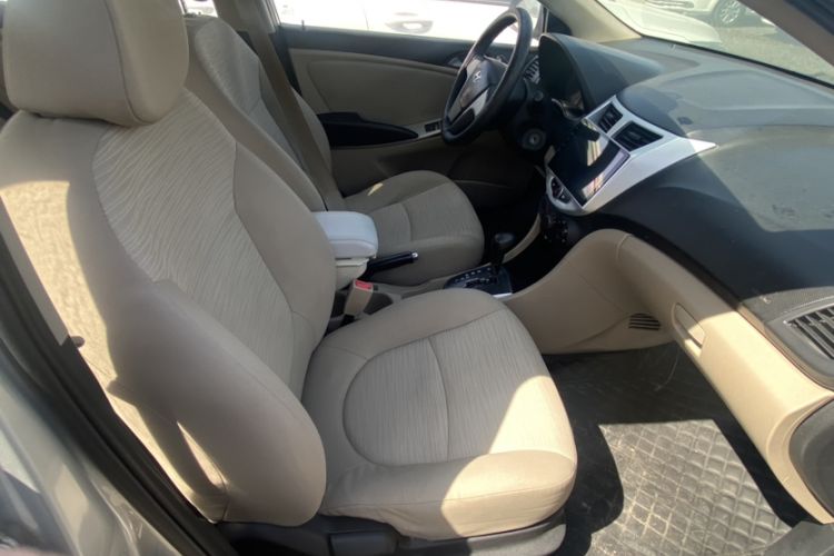 Used Hyundai Verna (older generation) 2014 1.4L Automatic Smart GLS Interior 4