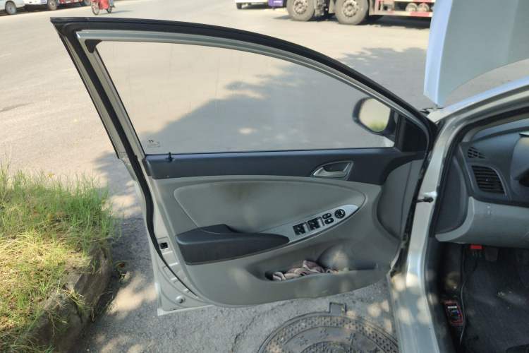 Used Hyundai Verna (older generation) 2014 1.4L Manual Smart GLS Trim Interior 5