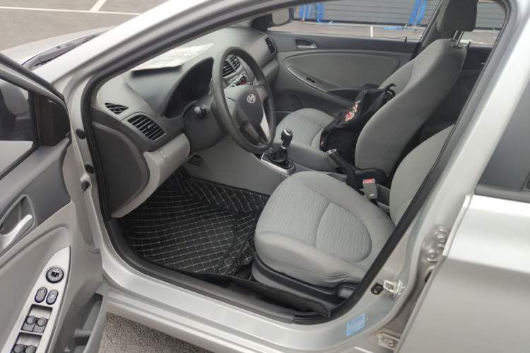 Used Hyundai Verna (older generation) 2014 1.4L Manual Smart GLS Trim Interior 7