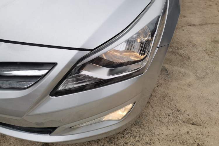 Used Hyundai Verna (older generation) 2014 1.4L Automatic Smart GLS Left Front Headlight