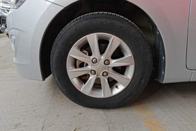 Used Hyundai Verna (older generation) 2014 1.4L Manual Smart GLS Trim Left Front Wheel Hub