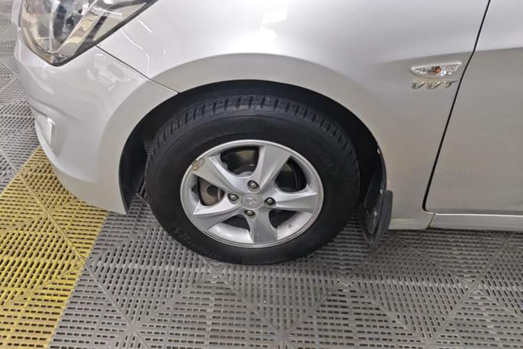 Used Hyundai Verna (older generation) 2014 1.4L Automatic Smart GLS Left Front Wheel Hub