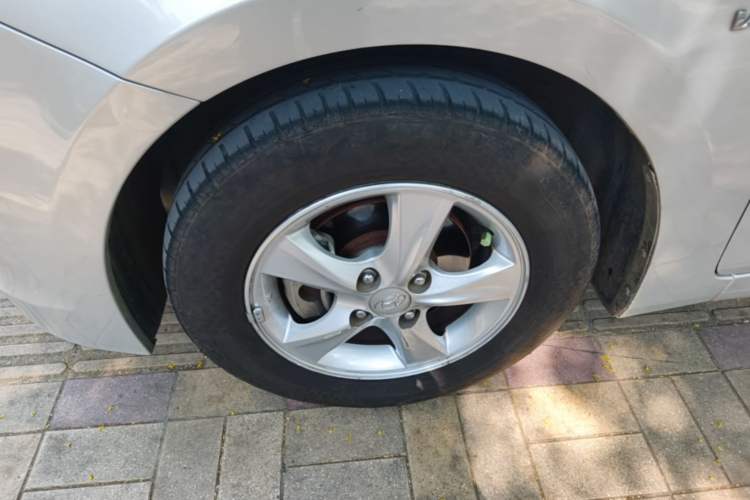 Used Hyundai Verna (older generation) 2014 1.4L Automatic Smart GLS Left Front Wheel Hub