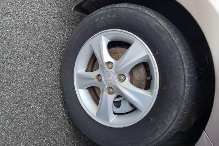 Used Hyundai Verna (older generation) 2014 1.4L Automatic Smart GLS Left Front Wheel Hub
