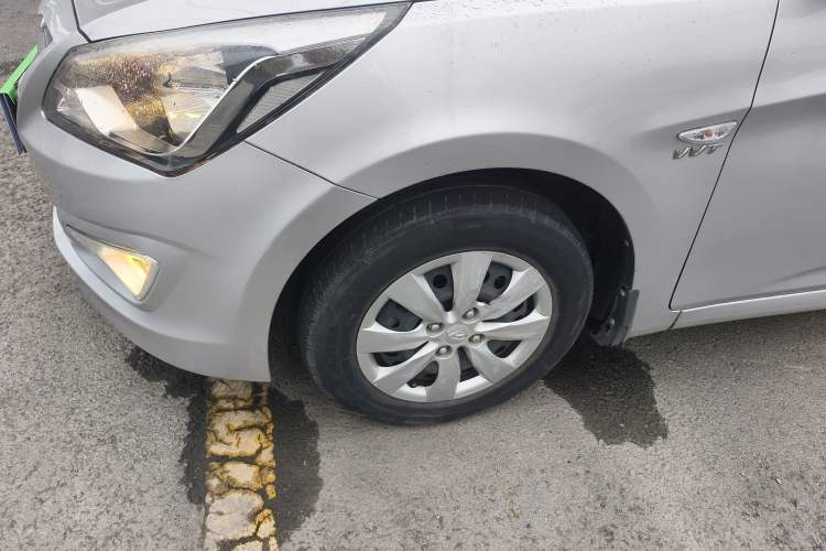 Used Hyundai Verna (older generation) 2014 1.4L Manual Smart GLS Trim Left Front Wheel Hub