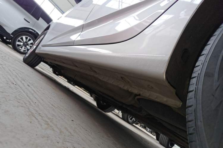 Used Hyundai Verna (older generation) 2014 1.4L Manual Smart GLS Trim Left Side Sill