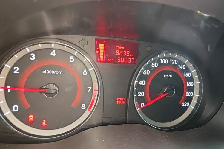 Used Hyundai Verna (older generation) 2014 1.4L Manual Top-Tier Model TOP Odometer Close Up
