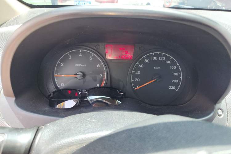 Used Hyundai Verna (older generation) 2014 1.4L Manual Smart GLS Trim Odometer Close Up