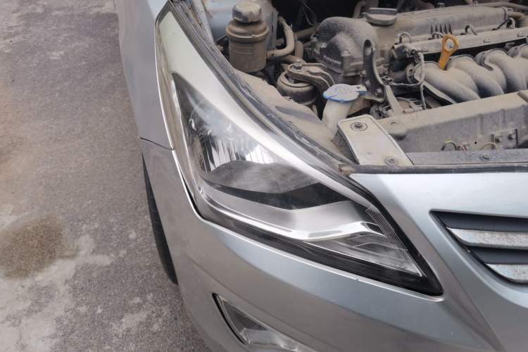 Used Hyundai Verna (older generation) 2014 1.4L Manual Smart GLS Trim Right Front Headlight