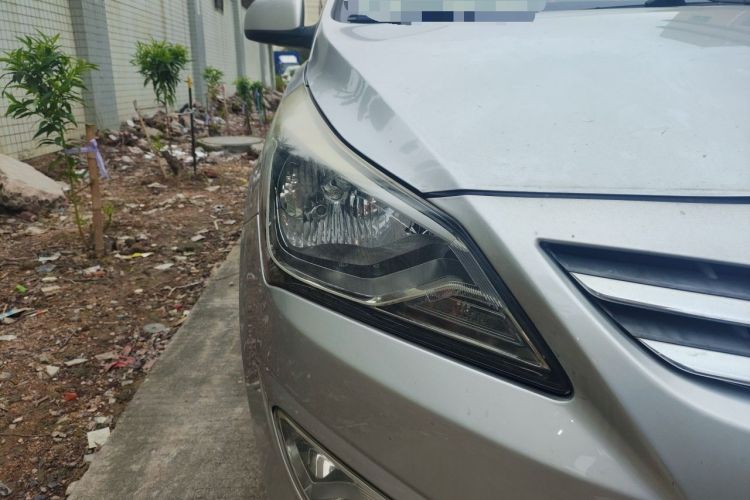 Used Hyundai Verna (older generation) 2014 1.4L Manual Smart GLS Trim Right Front Headlight